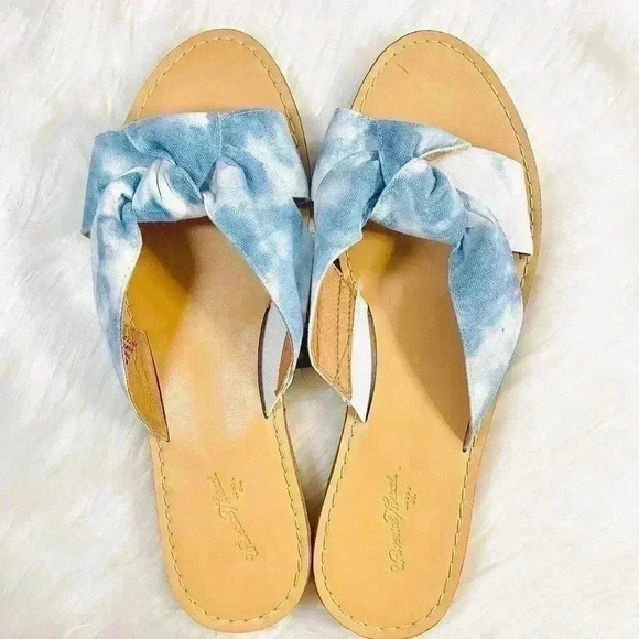 Universal Thread Melody Sandals in Blue - Picture 4 of 8